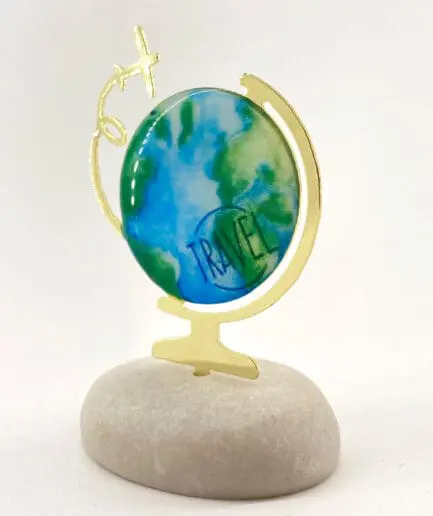 Υδρόγειος σφαίρα σε βότσαλο