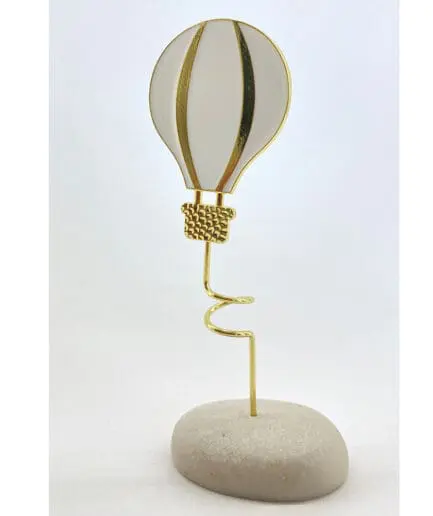 Λευκό αερόστατο σε βότσαλο